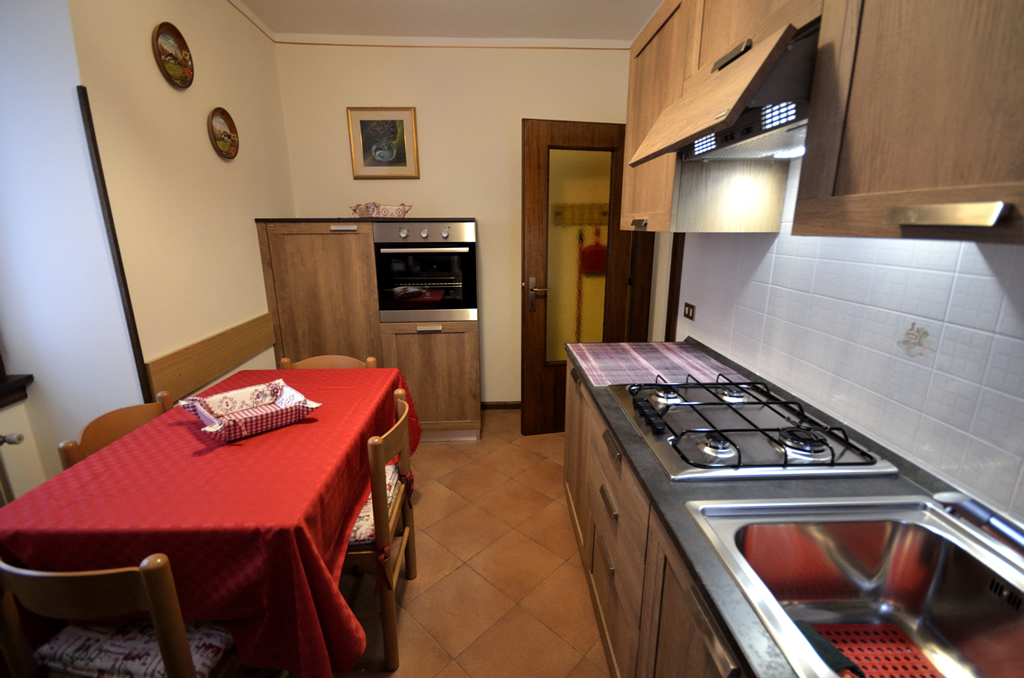 Appartamento Ginepro in affitto a Pinzolo centro – cucina attrezzata