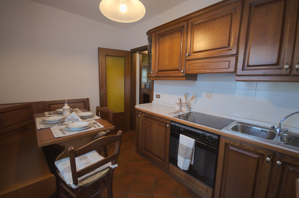Appartamento Corniolo in affitto a Pinzolo centro – cucina con forno